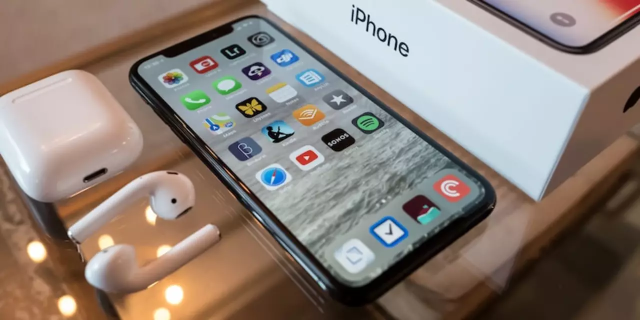 What is a review of the Apple iPhone 12 Pro Max phone?