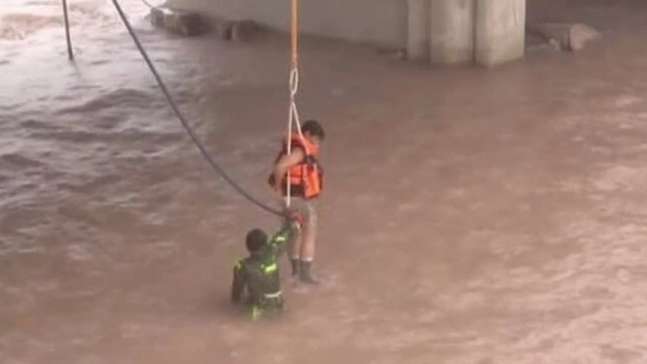 Jammu: Nine Pulled from Swollen Tawi River After Sudden Floods, Highway Cleared Following Landslides