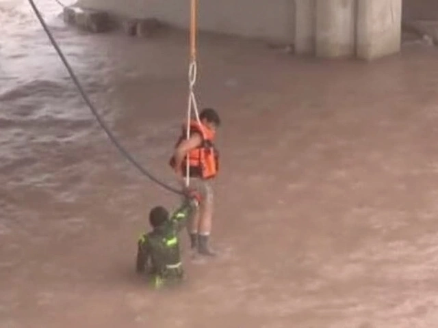 Jammu: Nine Pulled from Swollen Tawi River After Sudden Floods, Highway Cleared Following Landslides